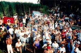 Acampamento "Nova Canudos" do MST (Porto Feliz-SP, fev. 1999) [fotografia] / Fotógrafo(a) : Douglas Mansur. -- Ref.: BR-SPMST_MST-SN-CIN_AMP_000047-000301-ACP.