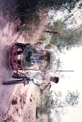 Viagem de Joelson, Ênio e João Pedro (Ásia, 1996) [fotografia] / Fotógrafo(a) : [sem autoria]. -- Ref.: BR-SPMST_MST-SN-CIN_AMP_001138-009514-RIT.