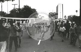 Mobilização do MST no Ministério do Trabalho (Rio Grande do Sul, [sem data]) [fotografia] / Fotógrafo(a) : Débora Lerrer. -- Ref.: BR-SPMST_MST-SN-CIN_AMP_000475-002769-AMT.