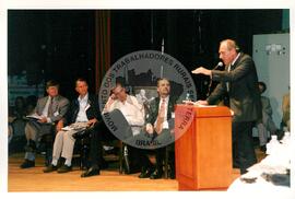 Tribunal Internacional dos Crimes do Latifúndio e da Política Governamental de Violação dos Direitos Humanos (Curitiba-PR, 02 mai. 2001) [fotografia] / Fotógrafo(a) : Douglas Mansur. -- Ref.: BR-SPMST_MST-SN-CIN_AMP_000134-000966-ACS.