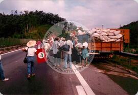 Caminhada (Promissão -SP, ago. 1992) [fotografia] / Fotógrafo(a) : Arquivo MST. -- Ref.: BR-SPMST_MST-SN-CIN_AMP_001420-011458-MAC.