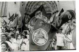 Chegada da Marcha Nacional à Brasília (Brasília-DF, fev. 1997) [fotografia] / Fotógrafo(a) : Douglas Mansur ; Paulo P. Lima. -- Ref.: BR-SPMST_MST-SN-CIN_AMP_001397-011069-MAC.