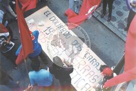 Jornada Nacional de Lutas (Florianópolis-SC, 17 mar. 1998) [fotografia] / Fotógrafo(a) : Olivio Lamas. -- Ref.: BR-SPMST_MST-SN-CIN_AMP_001919-014447-SJM.