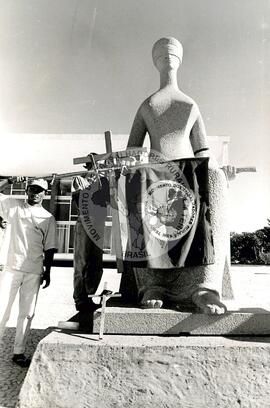 Manifestação em protesto contra o Massacre do Eldorado dos Carajás (Distrito Federal (Brasil), 23 abr. 1996) [fotografia] / Fotógrafo(a) : Francisca Montejo. -- Ref.: BR-SPMST_MST-SN-CIN_AMP_000579-003227-AMT.