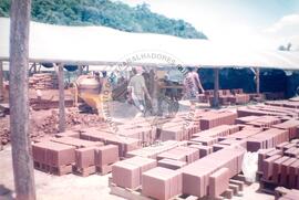 Assentamento "Justino" do MST - construção civil (Santa Catarina, [sem data]) [fotografia] / Fotógrafo(a) : Arquivo MST. -- Ref.: BR-SPMST_MST-SN-CIN_AMP_000203-001522-ASS.