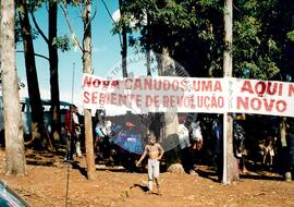 Acampamento " Nova Canudos" do MST (Porto Feliz-SP, 1999) [fotografia] / Fotógrafo(a) : Douglas Mansur. -- Ref.: BR-SPMST_MST-SN-CIN_AMP_000048-000387-ACP.
