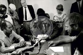 Audiência com o ministro do MIRAD Jader Barbalho (Distrito Federal (Brasil), [sem data]) [fotografia] / Fotógrafo(a) : Dirceu Vieira. -- Ref.: BR-SPMST_MST-SN-CIN_AMP_000641-003637-ARV.