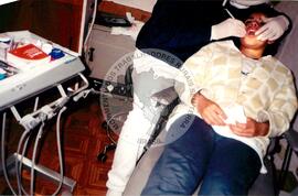 Assentamento "Reunidas" do MST - atendimento odontológico (Promissão-SP, 11 jul. 1998) [fotografia] / Fotógrafo(a) : Arquivo MST. -- Ref.: BR-SPMST_MST-SN-CIN_AMP_000349-001676-ASS.