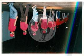 Mística de Abertura do Tribunal (Curitiba-PR, 02 mai. 2001) [fotografia] / Fotógrafo(a) : Douglas Mansur. -- Ref.: BR-SPMST_MST-SN-CIN_AMP_001917-014338-SJM.