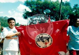 Acampamento " Nova Canudos" do MST (Porto Feliz-SP, 1999) [fotografia] / Fotógrafo(a) : Douglas Mansur. -- Ref.: BR-SPMST_MST-SN-CIN_AMP_000048-000417-ACP.