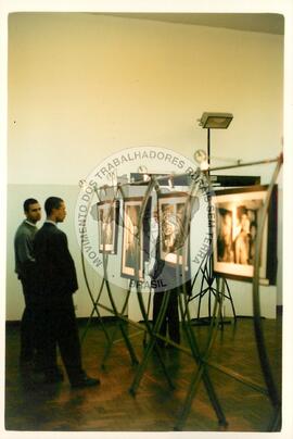 Lançamento da Exposição "Terra" (São Paulo (Estado), 10 abr. 1997) [fotografia] / Fotógrafo(a) : Douglas Mansur. -- Ref.: BR-SPMST_MST-SN-CIN_AMP_001030-008168-ELF.