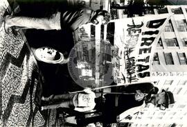 Mobilização Nacional Campanha Diretas Já na Praça da Sé (São Paulo-SP, 1984) [fotografia] / Fotógrafo(a) : [autoria n/d]. -- Ref.: BR-SPMST_MST-SN-CIN_AMP_000358-001711-AMT.