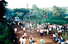 Acampamento "Nova Canudos" do MST (Porto Feliz-SP, fev. 1999) [fotografia] / Fotógrafo(a) : Douglas Mansur. -- Ref.: BR-SPMST_MST-SN-CIN_AMP_000047-000308-ACP.
