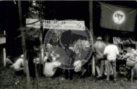 Acampamento do MST [sem identificação] (São Miguel das Missões-RS, jul. 1992) [fotografia] / Fotógrafo(a) : Debora Lerrer ; Claudemir. -- Ref.: BR-SPMST_MST-SN-CIN_AMP_000088-000695-ACP.