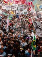 Manifestação pró Impechment - UNE E CUT (São Paulo (Estado), 25 ago. 1992) [fotografia] / Fotógrafo(a) : Juan Pezzeto. -- Ref.: BR-SPMST_MST-SN-CIN_AMP_000384-002108-AMT.