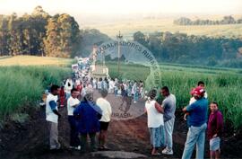 Acampamento "Nova Canudos" do MST (Porto Feliz-SP, fev. 1999) [fotografia] / Fotógrafo(a) : Douglas Mansur. -- Ref.: BR-SPMST_MST-SN-CIN_AMP_000047-000359-ACP.