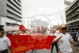 Viagem de Joelson, Ênio e João Pedro (Ásia, 1996) [fotografia] / Fotógrafo(a) : Lito Ocampo. -- Ref.: BR-SPMST_MST-SN-CIN_AMP_001137-009478-RIT.