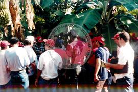 Delegação do MST em Cuba - 40º Aniversário da ANAP (Cuba, 15 mai. 1999) [fotografia] / Fotógrafo(a) : Nilton Viana. -- Ref.: BR-SPMST_MST-SN-CIN_AMP_001042-008322-RIT.