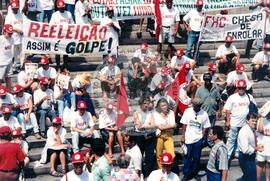 Chegada da Marcha Nacional à Brasília (Brasília-DF, fev. 1997) [fotografia] / Fotógrafo(a) : Douglas Mansur ; Paulo P. Lima. -- Ref.: BR-SPMST_MST-SN-CIN_AMP_001397-011023-MAC.