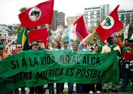 Manifestação contra a ALCA (Equador, 24 out. 2002) [fotografia] / Fotógrafo(a) : Marta (MG). -- Ref.: BR-SPMST_MST-SN-CIN_AMP_001078-008727-RIT.