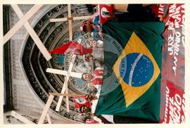 Mobilização (São Paulo-SP, 17 abr. 1988) [fotografia] / Fotógrafo(a) : Douglas Mansur. -- Ref.: BR-SPMST_MST-SN-CIN_AMP_000373-001859-AMT.