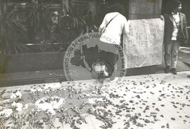 Ato em frente ao consulado brasileiro (Madri (Espanha), 24 abr. 1996) [fotografia] / Fotógrafo(a) : Arquivo MST. -- Ref.: BR-SPMST_MST-SN-CIN_AMP_001117-009212-RIT.