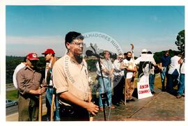 Inauguração do Monumento em homenagem a Antônio Tavares Pereira (Curitiba-PR, 01 mai. 2001) [fotografia] / Fotógrafo(a) : Douglas Mansur. -- Ref.: BR-SPMST_MST-SN-CIN_AMP_001025-007976-ELF.