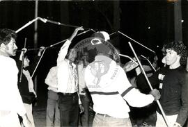 Lavradores do interior acampam na capital ao lado da Assembléia Legislativa (São Paulo-SP, 26 ago. 1985) [fotografia] / Fotógrafo(a) : Regina Vilela. -- Ref.: BR-SPMST_MST-SN-CIN_AMP_000362-001747-AMT.