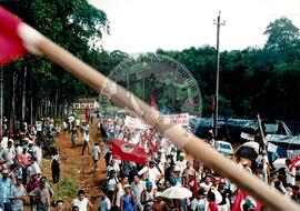 Acampamento " Nova Canudos" do MST (Porto Feliz-SP, 1999) [fotografia] / Fotógrafo(a) : Douglas Mansur. -- Ref.: BR-SPMST_MST-SN-CIN_AMP_000048-000415-ACP.