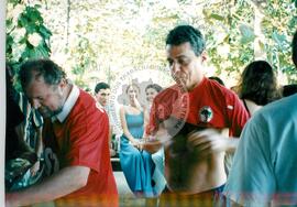 Partida de futebol entre o time do MST e do Chico Buarque (Rio de Janeiro (Estado), mar. 2000) [fotografia] / Fotógrafo(a) : Maysa Mendonça. -- Ref.: BR-SPMST_MST-SN-CIN_AMP_000805-005211-CUL.