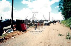 Acampamento " Nova Canudos- Fazenda Engenheiro D'Agua" do MST (Porto Feliz-SP, fev. 1999) [fotografia] / Fotógrafo(a) : Douglas Mansur. -- Ref.: BR-SPMST_MST-SN-CIN_AMP_000046-000261-ACP.