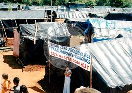 Acampamento " Nova Canudos" do MST (Porto Feliz-SP, 1999) [fotografia] / Fotógrafo(a) : Douglas Mansur. -- Ref.: BR-SPMST_MST-SN-CIN_AMP_000048-000372-ACP.