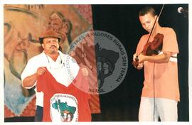 Semana Nacional de Cultura Brasileira e Reforma Agrária (Rio de Janeiro-RJ, 18 mar. 2002) [fotografia] / Fotógrafo(a) : Luciney Martins. -- Ref.: BR-SPMST_MST-SN-CIN_AMP_001812-013178-NDT.