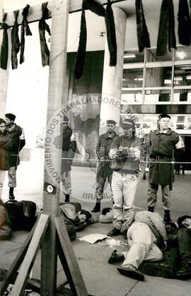 Vigília contra o Massacre de Columbiara (Rio Grande do Sul, ago. 1995) [fotografia] / Fotógrafo(a) : [sem autoria]. -- Ref.: BR-SPMST_MST-SN-CIN_AMP_000469-002732-AMT.
