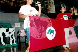 Encontro de Jovens do MST, na Ucicamp, 3o (Campinas-SP, 14 fev. 2001) [fotografia] / Fotógrafo(a) : Marcelo Cafaldo. -- Ref.: BR-SPMST_MST-SN-CIN_AMP_000904-006781-ENJ.