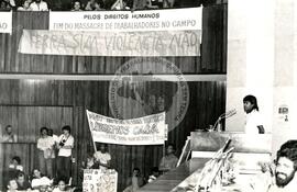 Ato na Câmara Municipal no Dia Internacional dos Direitos Humanos (São Paulo-SP, 10 dez. 1985) [fotografia] / Fotógrafo(a) : Regina Vilela. -- Ref.: BR-SPMST_MST-SN-CIN_AMP_000363-001748-AMT.