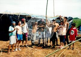 Acampamento " Nova Canudos" do MST (Porto Feliz-SP, 1999) [fotografia] / Fotógrafo(a) : Douglas Mansur. -- Ref.: BR-SPMST_MST-SN-CIN_AMP_000048-000427-ACP.