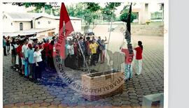 Tribunal Internacional dos Crimes do Latifúndio e da Política Governamental de Violação dos Direitos Humanos (Curitiba-PR, 02 mai. 2001) [fotografia] / Fotógrafo(a) : Douglas Mansur. -- Ref.: BR-SPMST_MST-SN-CIN_AMP_000135-001002-ACS.