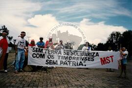 Manifestação na Embaixada da Indonésia pró Timor Leste (Brasília-DF, 10 dez. 1996) [fotografia] / Fotógrafo(a) : Arquivo MST. -- Ref.: BR-SPMST_MST-SN-CIN_AMP_001133-009374-RIT.