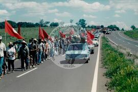 Mobilização contra a prisões dos líderes do MST (Pontal de Parapanema-SP, [sem data]) [fotografia] / Fotógrafo(a) : Bernardo Fernandes. -- Ref.: BR-SPMST_MST-SN-CIN_AMP_000415-002478-AMT.