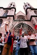 Manifestação na Praça da Sé (São Paulo-SP, [sem data]) [fotografia] / Fotógrafo(a) : Douglas Mansur ; Debora Lerrer. -- Ref.: BR-SPMST_MST-SN-CIN_AMP_000411-002421-AMT.