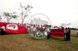 Plantio de árvores no Dia da Árvore no Parque das Nações Indígenas (Mato Grosso do Sul, 21 set. 1999) [fotografia] / Fotógrafo(a) : Marcial G. Congo. -- Ref.: BR-SPMST_MST-SN-CIN_AMP_000610-003469-AMT.