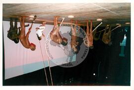 Mística de Abertura do Tribunal (Curitiba-PR, 02 mai. 2001) [fotografia] / Fotógrafo(a) : Douglas Mansur. -- Ref.: BR-SPMST_MST-SN-CIN_AMP_001917-014356-SJM.