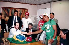 Chegada da Marcha Popular à Brasília (Brasília-DF, 07 out. 1999) [fotografia] / Fotógrafo(a) : Douglas Mansur. -- Ref.: BR-SPMST_MST-SN-CIN_AMP_001395-010943-MAC.