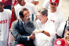 Chegada da Marcha Nacional à Brasília (Brasília-DF, fev. 1997) [fotografia] / Fotógrafo(a) : Douglas Mansur ; Paulo P. Lima. -- Ref.: BR-SPMST_MST-SN-CIN_AMP_001397-011051-MAC.