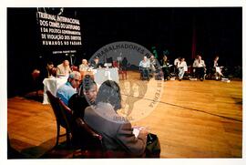 Tribunal Internacional dos Crimes do Latifúndio e da Política Governamental de Violação dos Direitos Humanos (Curitiba-PR, 02 mai. 2001) [fotografia] / Fotógrafo(a) : Douglas Mansur. -- Ref.: BR-SPMST_MST-SN-CIN_AMP_000134-000929-ACS.
