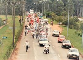 Chegada da Marcha Naciona à Brasília (Brasília-DF, 17 abr. 1997) [fotografia] / Fotógrafo(a) : Douglas Mansur. -- Ref.: BR-SPMST_MST-SN-CIN_AMP_001398-011119-MAC.