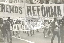 Manifestação pelo dia do agricultor (São Paulo (Estado), 25 jul. 1985) [fotografia] / Fotógrafo(a) : Regina Vilela. -- Ref.: BR-SPMST_MST-SN-CIN_AMP_000360-001735-AMT.