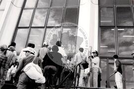 Mobilização do MST no Ministério do Trabalho (Rio Grande do Sul, [sem data]) [fotografia] / Fotógrafo(a) : Débora Lerrer. -- Ref.: BR-SPMST_MST-SN-CIN_AMP_000475-002764-AMT.