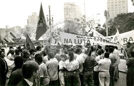 Manifestação na Praça da Sé (São Paulo-SP, [sem data]) [fotografia] / Fotógrafo(a) : Douglas Mansur ; Debora Lerrer. -- Ref.: BR-SPMST_MST-SN-CIN_AMP_000411-002429-AMT.